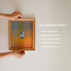 Puede incluir: Un marco de fotos de madera con un dise&ntilde;o de cuadros coloridos y una peque&ntilde;a fotograf&iacute;a en el centro. El marco est&aacute; sostenido por manos sobre un fondo blanco. El texto "Purchase Includes:" es visible.
