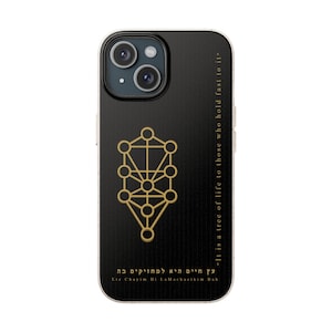 Könnte beinhalten: Schwarze Handyhülle mit goldenem Lebensbaum-Design. Die Hülle trägt den Text "It is a tree of life to those who hold fast to it" und hebräischen Text. Entworfen für ein Smartphone.