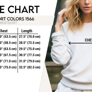 Puede incluir: Tabla de tallas para una sudadera unisex Comfort Colors 1566. La tabla muestra las medidas de pecho y largo en cm para las tallas S a 3XL. Una persona lleva la sudadera, con flechas que indican el pecho y el largo.
