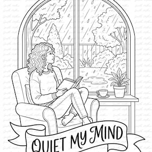 K&ouml;nnte beinhalten: Schwarz-Wei&szlig;-Illustration einer Person, die am Fenster liest, w&auml;hrend es regnet. Ein Banner unten zeigt "QUIET MY MIND". Eine Tasse Kaffee und eine Topfpflanze stehen auf einem Tisch. Eine entspannende Szene.