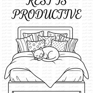K&ouml;nnte beinhalten: Schwarz-wei&szlig;e Strichzeichnung eines Bettes mit Kissen und einer schlafenden Katze. Der Text "REST IS PRODUCTIVE" steht &uuml;ber dem Bett. Das Bett hat ein Kopfteil, Kissen mit verschiedenen Mustern und eine Decke.