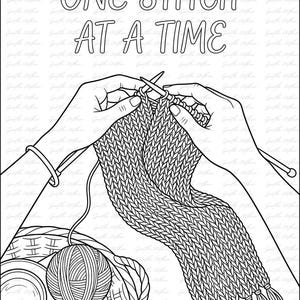 K&ouml;nnte beinhalten: Schwarz-Wei&szlig;-Illustration von H&auml;nden, die einen Schal stricken, mit dem Text "ONE STITCH AT A TIME". Ein Wollkn&auml;uel, eine Tasse und ein Korb sind ebenfalls zu sehen. Das Bild ist eine Strichzeichnung.