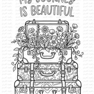 K&ouml;nnte beinhalten: Schwarz-Wei&szlig;-Illustration von drei gestapelten Koffern, die mit Blumen und Gr&uuml;nzeug &uuml;berf&uuml;llt sind. Der Text "MY JOURNEY IS BEAUTIFUL" steht oben. Die Koffer haben Griffe, Schnallen und dekorative Muster.