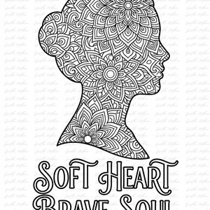 K&ouml;nnte beinhalten: Schwarz-Wei&szlig;-Illustration eines Frauenprofils mit Dutt und aufwendigen floralen Mandala-Mustern, die Kopf und Hals ausf&uuml;llen. Der Text "SOFT HEART BRAVE SOUL" befindet sich darunter.
