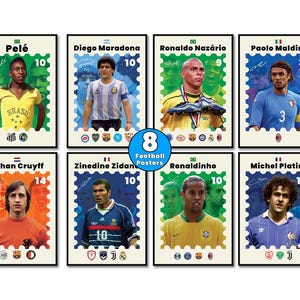 Könnte beinhalten: Set aus acht Fußballpostern mit berühmten Spielern wie Pelé, Diego Maradona und Ronaldo Nazário. Jedes Poster hat ein Stempeldesign mit dem Namen, der Nummer und der Unterschrift des Spielers. Die Poster sind in verschiedenen Farben gehalten.