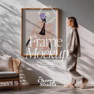 Puede incluir: Una maqueta de impresión artística enmarcada con un marco de madera. La obra de arte presenta una figura con una prenda estampada floral. El texto "Frame Mockup" se muestra de forma destacada. La imagen también incluye el texto "Photoshop Download" e "Instant Photopea".