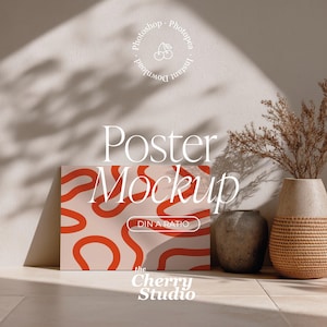 Puede incluir: Una maqueta de póster con un diseño abstracto rosa y naranja, con el texto "Poster Mockup" y "DIN A RATIO". La imagen también incluye dos jarrones y plantas secas, con el texto "the Cherry Studio".