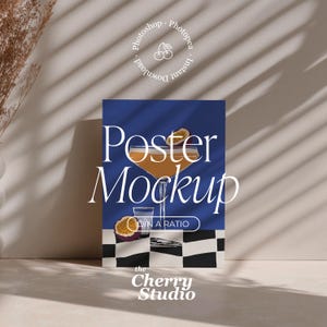 Puede incluir: Una maqueta de póster con una ilustración de cóctel sobre un fondo azul. El póster presenta el texto "Poster Mockup" y "DIN A RATIO". La imagen incluye un vaso de cóctel, un vaso de agua y fruta de la pasión. El logotipo de The Cherry Studio está en la parte inferior.