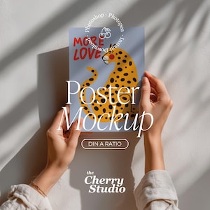 Puede incluir: Maqueta de póster con fondo azul claro y una ilustración de leopardo amarillo. El póster muestra las palabras "MORE LOVE" y "Poster Mockup" en rojo y blanco. El texto "the Cherry Studio" está en la parte inferior.