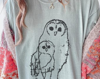 Koszulka „Dwie sowy”: minimalistyczny wzór w stylu vintage z linorytem dla miłośników sów