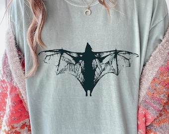 Vintage Bat Tee – Gothic Flying Bat Illustration Shirt, Night Creature Forest Graphic, Dark Nature Aesthetic Gift