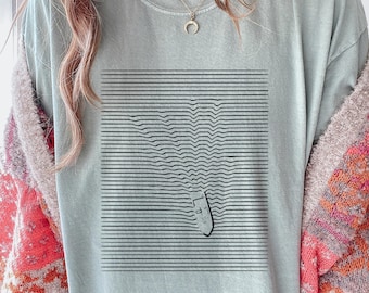 Boat Wave Line Art Tee – Minimalist Sea Illusion Shirt, Abstract Nautical Ocean Gift for Calm Water Lovers