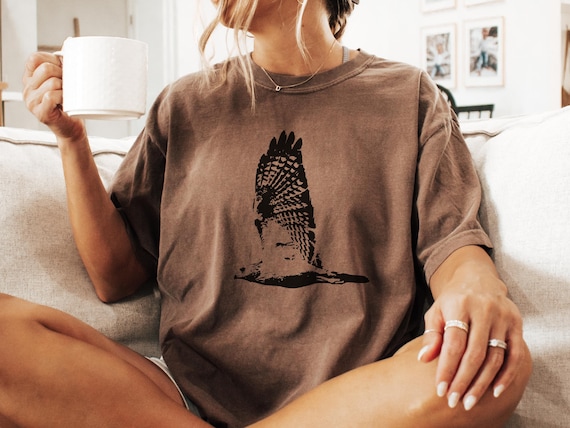 Hawk Wing Silhouette T-Shirt: Minimalist Bird of Prey Graphic Tee for Raptor Lovers, Falcon and Eagle Fan Nature Inspired Unisex Shirt