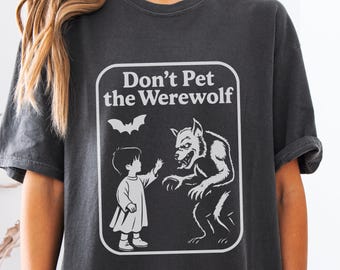Don’t Pet the Werewolf T-Shirt: Retro Vintage Funny Halloween Book Design Gift for Spooky Creatures Fans