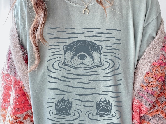 Minimalist Pastel Otter Tee – Hand Drawn Animal Graphic Shirt, Soft Ink Print for Nature & Animal Lovers, Eco Friendly Otter Art