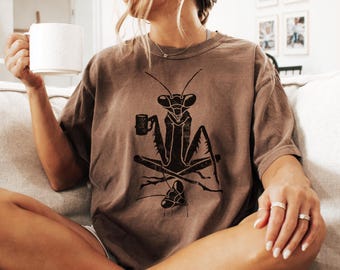 Camiseta con silueta de mantis religiosa y café: Camiseta minimalista para amantes de los insectos, divertida camiseta unisex con gráfico de invertebrado meditando.