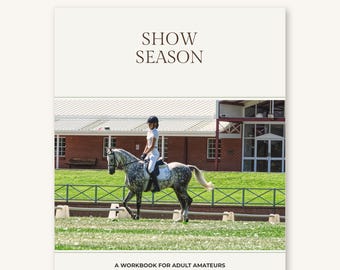 Può includere: Un quaderno di esercizi bianco intitolato Show Season con una fotografia di un cavaliere su un cavallo grigio pomellato in un maneggio. Il testo recita Show Season e A workbook for adult amateurs. La copertina ha un layout pulito.