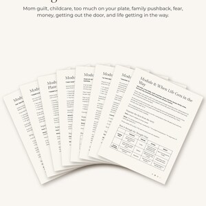 Puede incluir: Una pila de ocho m&oacute;dulos impresos titulados Eight obstacle modules, con texto sobre c&oacute;mo superar desaf&iacute;os como la culpa materna y el cuidado infantil. Cada p&aacute;gina contiene secciones estructuradas, mapas de pensamiento y consejos para gestionar obst&aacute;culos diarios.