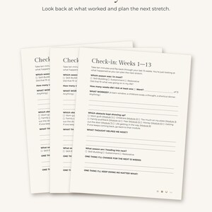 Puede incluir: Tres hojas de papel color crema apiladas tituladas Check-in: Weeks 1-13. Los formularios incluyen preguntas como Which season was I in most, What worked y What obstacle kept showing up, con casillas de verificaci&oacute;n y l&iacute;neas para escribir.