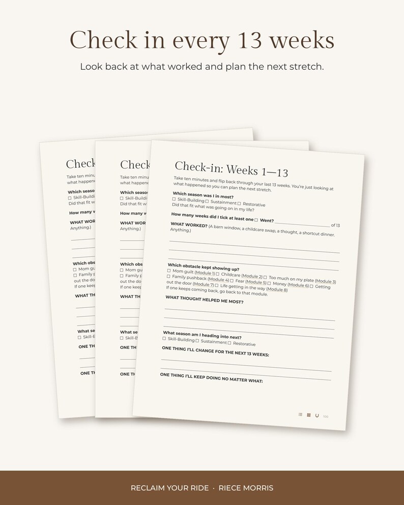 Puede incluir: Tres hojas de papel color crema apiladas tituladas Check-in: Weeks 1-13. Los formularios incluyen preguntas como Which season was I in most, What worked y What obstacle kept showing up, con casillas de verificaci&oacute;n y l&iacute;neas para escribir.