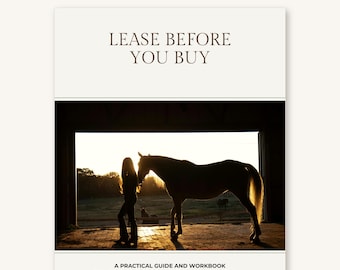 Può includere: Una guida digitale e un quaderno di esercizi intitolato Lease Before You Buy, con la sagoma di una persona accanto a un cavallo sulla soglia di una stalla al tramonto. Il testo include il titolo e il sottotitolo A practical guide and workbook for finding, testing and signing a horse lease. Fillable PDF.