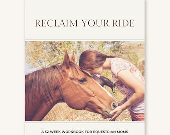 Può includere: Un quaderno di esercizi di 52 settimane intitolato Reclaim Your Ride per mamme amazzoni. La copertina presenta una fotografia di una persona che appoggia la testa contro un cavallo marrone in un campo. Il testo include il titolo e l'autrice, Riece Morris.