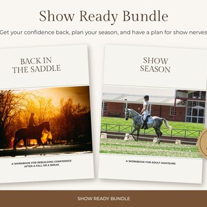 Puede incluir: Show Ready Bundle que incluye dos cuadernos de trabajo. El primero, Back in the Saddle, muestra la silueta de un jinete sobre un caballo al atardecer. El segundo, Show Season, muestra a un jinete sobre un caballo tordo en una pista.