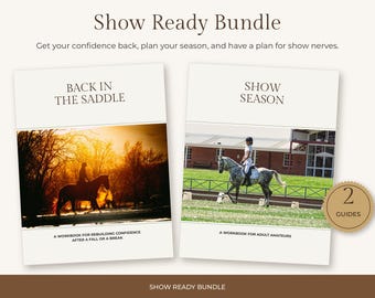 Può includere: Show Ready Bundle composto da due quaderni di esercizi. Il primo, Back in the Saddle, mostra la sagoma di un cavaliere su un cavallo al tramonto. Il secondo, Show Season, mostra un cavaliere su un cavallo grigio in un maneggio.
