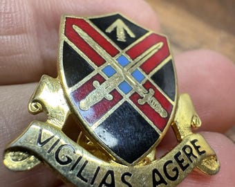 VTG US Army Combat Surveillance School Pin Vigilias Agere Meyer USA Gold Tone