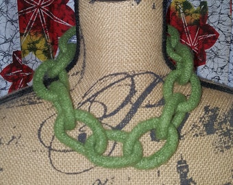 Collier felted link en vert moyen doux