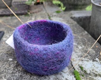 Bol fait main en laine feutrée, violet foncé et fuchsia