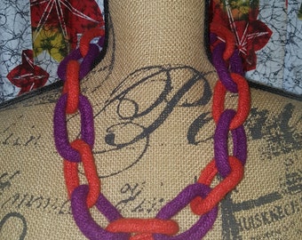 Collier felted link en rouge et fuschia