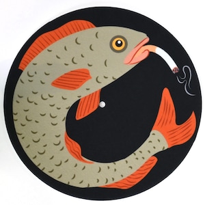 Könnte beinhalten: Kreisförmige Grafik mit einem stilisierten Fisch mit orangefarbenen Flossen und einem grauen Körper, der eine Zigarette raucht. Der Fisch ist vor einem schwarzen Hintergrund platziert. Geeignet für Wandkunst oder Dekoration.