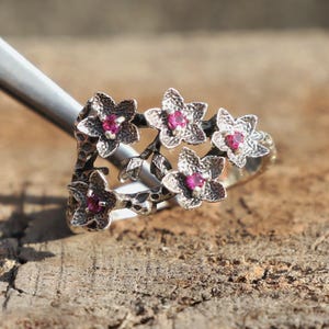 Bague rubis fleur en argent, fiançailles inspirées de la nature, cadeau d'anniversaire pour elle