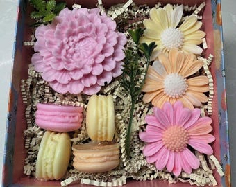 Floral Soap Gift Box, Handmade Soap Bouquet, Flower Scented Soaps, Gift for Her, Birthday Present, Floral Soap Gift Set,Handmade Soap Flower