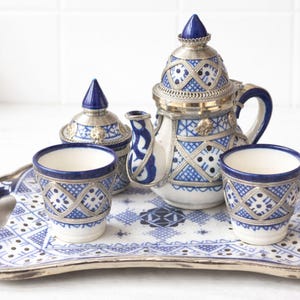 Juego de té marroquí de cerámica azul y blanca | Juego de tetera marroquí hecho a mano con bandeja y tazas | Decoración tradicional marroquí para el servicio de té