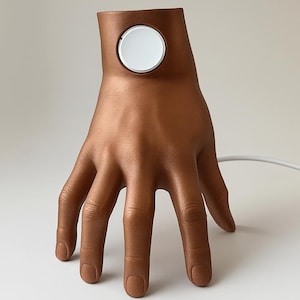 Support Chargeur Apple Watch Main Lumineuse dans le Noir | Socle Bureau Imprimé 3D Inspiré La Chose | Cadeau Halloween Insolite & Effrayant