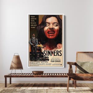 Puede incluir: Un póster de película enmarcado para "Sinners" con una mujer con la boca ensangrentada, y el texto que dice "You keep dancing with the devil..." y "Suitable only for adults." El póster también incluye los nombres del elenco y el director.