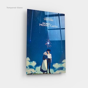 K&ouml;nnte beinhalten: Kunstwerk aus geh&auml;rtetem Glas mit einer Szene aus Howl's Moving Castle. Das Bild zeigt zwei Figuren unter einem sternenklaren Nachthimmel, mit dem Filmtitel in Englisch und Japanisch. Das Kunstwerk hat ein blaues und wei&szlig;es Farbschema.
