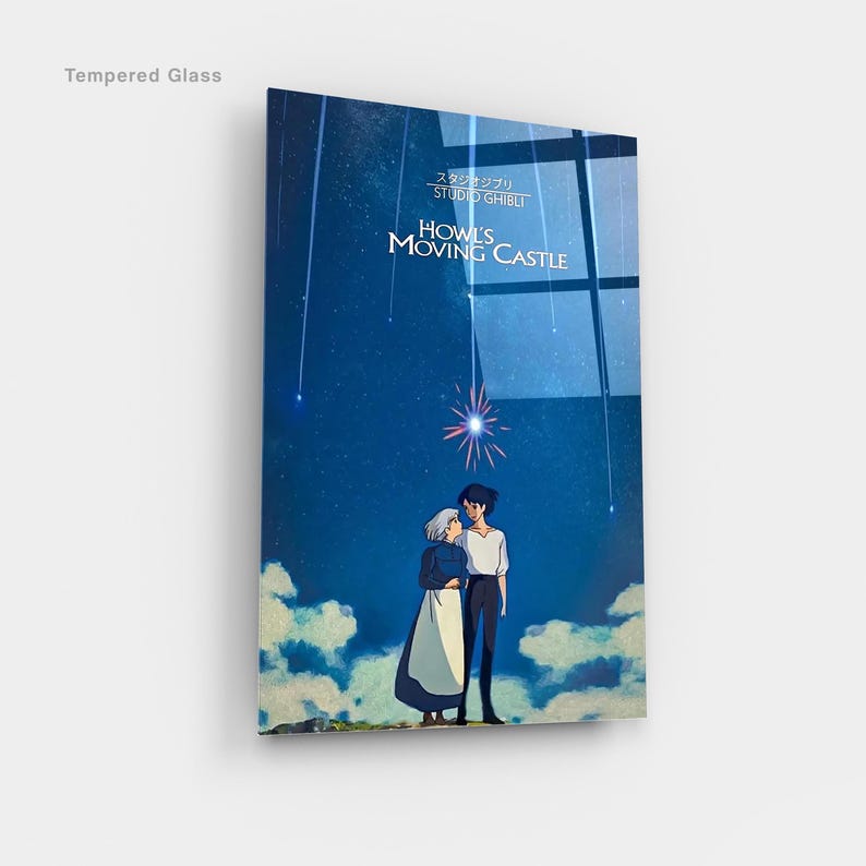 K&ouml;nnte beinhalten: Kunstwerk aus geh&auml;rtetem Glas mit einer Szene aus Howl's Moving Castle. Das Bild zeigt zwei Figuren unter einem sternenklaren Nachthimmel, mit dem Filmtitel in Englisch und Japanisch. Das Kunstwerk hat ein blaues und wei&szlig;es Farbschema.