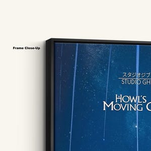 K&ouml;nnte beinhalten: Nahaufnahme eines gerahmten Kunstdrucks mit dem Text "Howl's Moving Castle" und "Studio Ghibli" auf Englisch und Japanisch. Das Kunstwerk hat einen blauen Hintergrund mit wei&szlig;en Streifen.