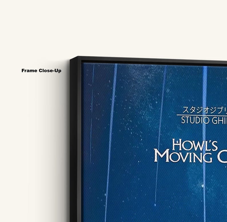 K&ouml;nnte beinhalten: Nahaufnahme eines gerahmten Kunstdrucks mit dem Text "Howl's Moving Castle" und "Studio Ghibli" auf Englisch und Japanisch. Das Kunstwerk hat einen blauen Hintergrund mit wei&szlig;en Streifen.