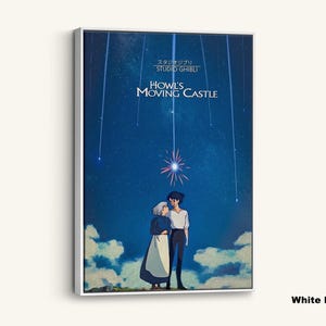 K&ouml;nnte beinhalten: Wei&szlig; gerahmtes Leinwandbild mit einer Szene aus "Das wandelnde Schloss". Das Kunstwerk zeigt zwei Figuren unter einem sternenklaren Nachthimmel mit dem Filmtitel und dem Namen des Studios. Die Farbpalette umfasst Blau-, Wei&szlig;- und Rott&ouml;ne.