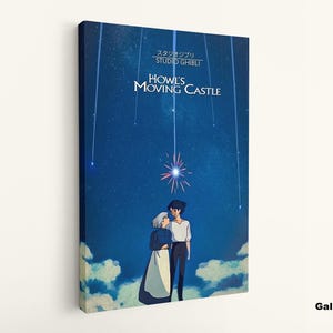 K&ouml;nnte beinhalten: Leinwanddruck des Animationsfilms "Das wandelnde Schloss". Das Kunstwerk zeigt einen sternenklaren Nachthimmel mit dem Filmtitel und zwei Figuren. Die Leinwand ist rechteckig und an einer wei&szlig;en Wand befestigt.
