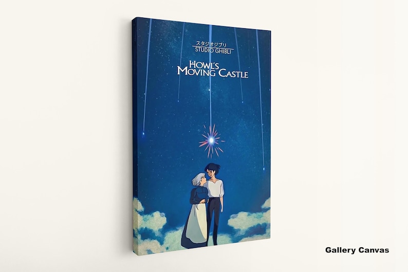 K&ouml;nnte beinhalten: Leinwanddruck des Animationsfilms "Das wandelnde Schloss". Das Kunstwerk zeigt einen sternenklaren Nachthimmel mit dem Filmtitel und zwei Figuren. Die Leinwand ist rechteckig und an einer wei&szlig;en Wand befestigt.