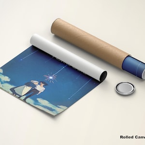 K&ouml;nnte beinhalten: Gerollte Leinwandposter mit einer Anime-Illustration von zwei Figuren unter einem sternenklaren Nachthimmel. Das Poster ist teilweise ausgerollt, mit einer braunen Papprolle und einer silbernen Kappe daneben.