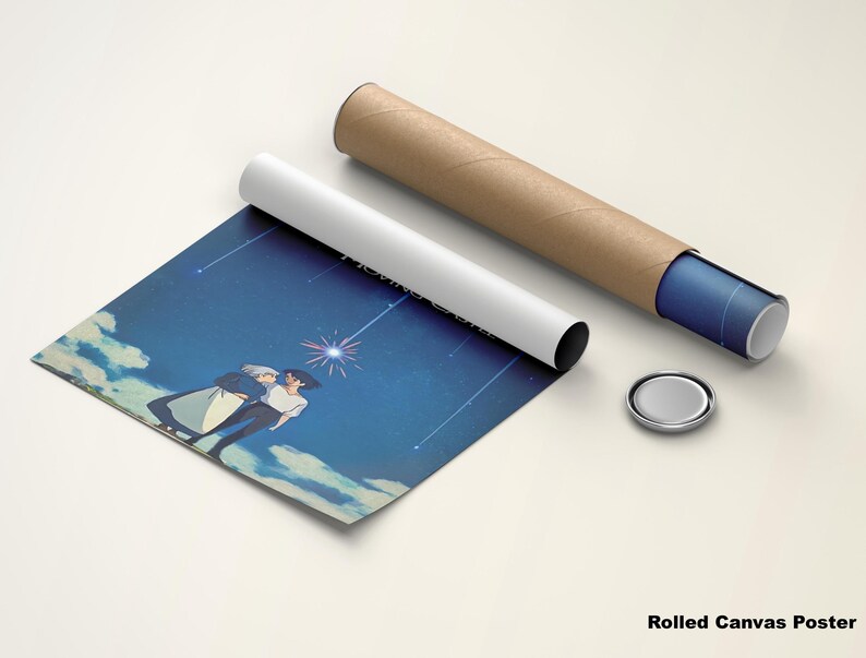 K&ouml;nnte beinhalten: Gerollte Leinwandposter mit einer Anime-Illustration von zwei Figuren unter einem sternenklaren Nachthimmel. Das Poster ist teilweise ausgerollt, mit einer braunen Papprolle und einer silbernen Kappe daneben.