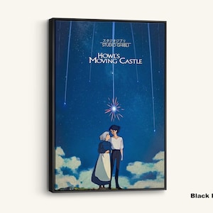 K&ouml;nnte beinhalten: Schwarz gerahmtes Leinwandbild mit einer Szene aus Howl's Moving Castle. Das Kunstwerk zeigt zwei Figuren unter einem sternenklaren Nachthimmel mit dem Filmtitel in wei&szlig;em Text. Die Leinwand ist auf einem schwarzen Rahmen montiert.