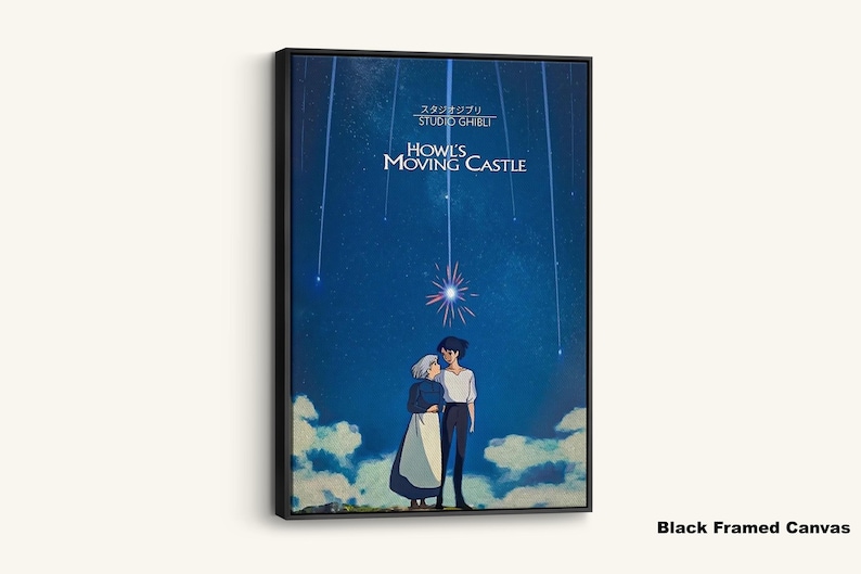 K&ouml;nnte beinhalten: Schwarz gerahmtes Leinwandbild mit einer Szene aus Howl's Moving Castle. Das Kunstwerk zeigt zwei Figuren unter einem sternenklaren Nachthimmel mit dem Filmtitel in wei&szlig;em Text. Die Leinwand ist auf einem schwarzen Rahmen montiert.