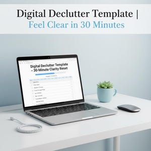 Puede incluir: Un portátil que muestra una plantilla de limpieza digital en un escritorio blanco. La pantalla muestra una lista de verificación titulada "Digital Declutter Template - 30-Minute Clarity Reset". Una pequeña suculenta en una taza azul y un ratón gris también están en el escritorio. El texto "Digital Declutter Template | Feel Clear in 30 Minutes" está en la parte superior.